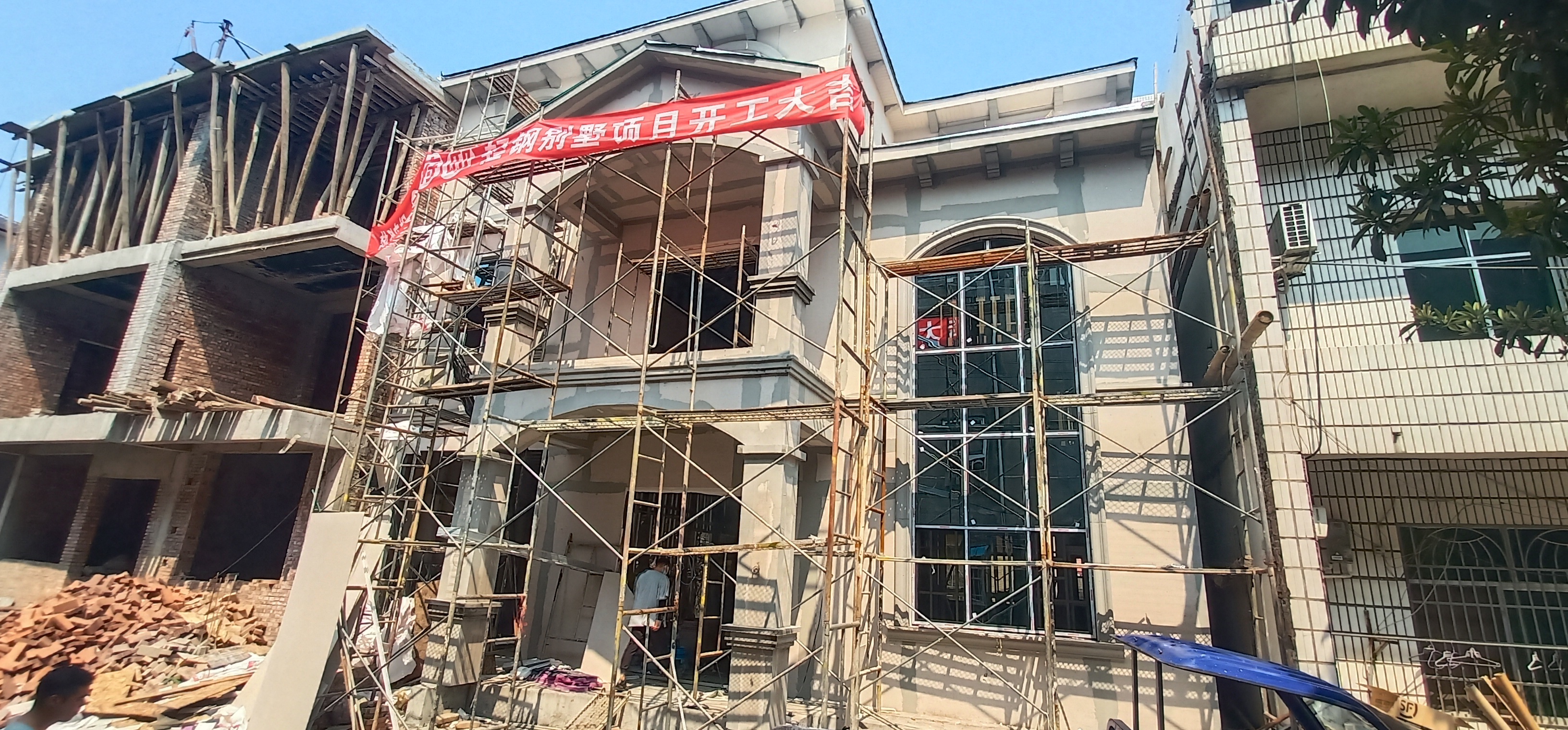 已經(jīng)在開(kāi)工搭建的輕鋼別墅