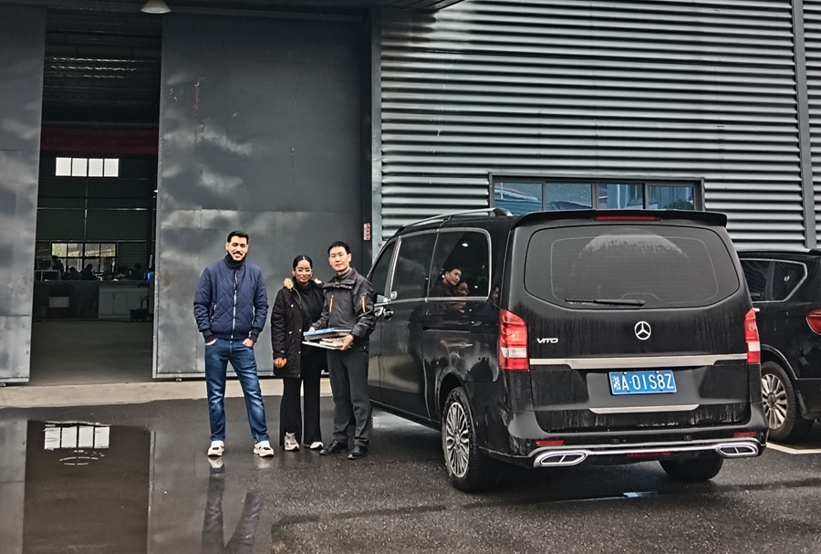 工作人員與迪拜合作伙伴的合影 工作人員與迪拜合作伙伴的合影