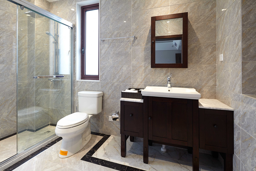 A Tile-Filled Bathroom in a Light Steel Villa A Tile-Filled Bathroom in a Light Steel Villa